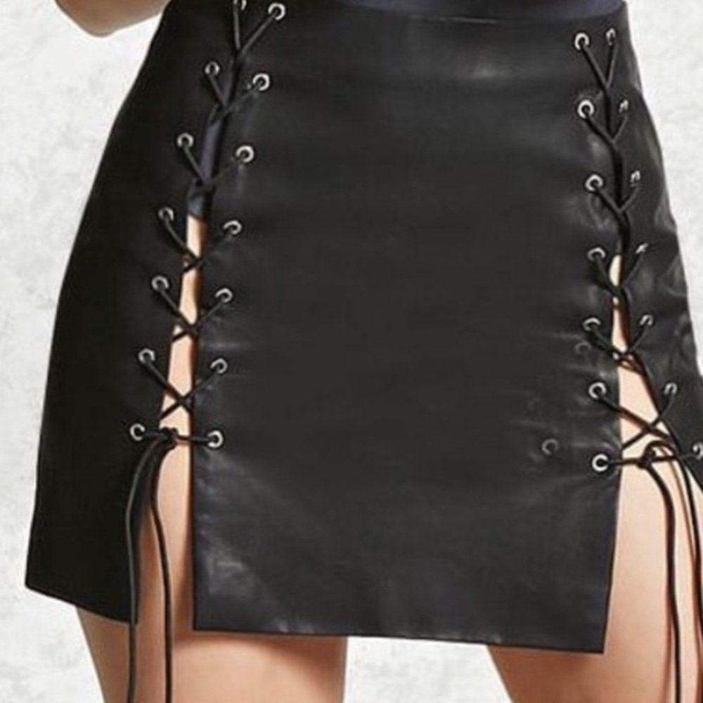 🖤 Sexy vegan leather grommet/lace-up/corset style black lined mini skirt